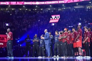  巴黎圣日耳曼，主场灯光秀致敬传奇  