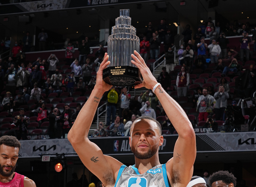  法甲全明星慈善赛，传奇球星组队募捐赈灾