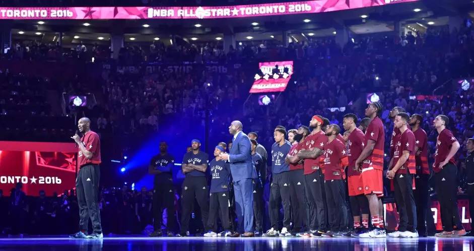  巴黎圣日耳曼，主场灯光秀致敬传奇  